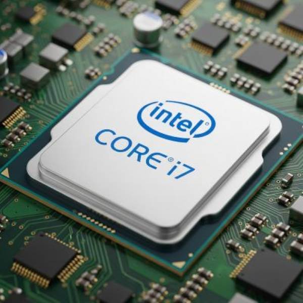 マザーボード上のソケットに設置されたIntel Core i7 CPUチップ