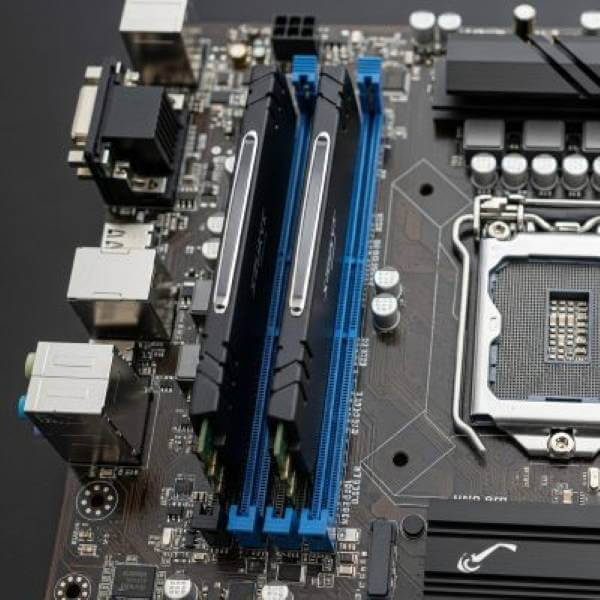 マザーボードのメモリスロットに2枚挿さっているメモリ（RAM）の画像