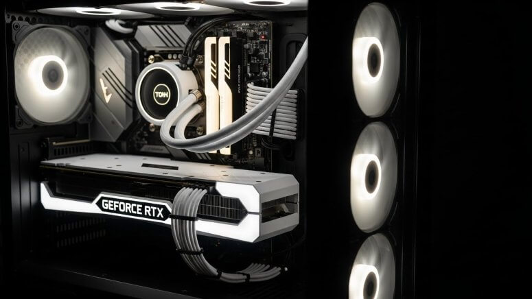 最新のグラフィックボードを搭載したビジネス・ゲーム兼用の高性能デスクトップPC